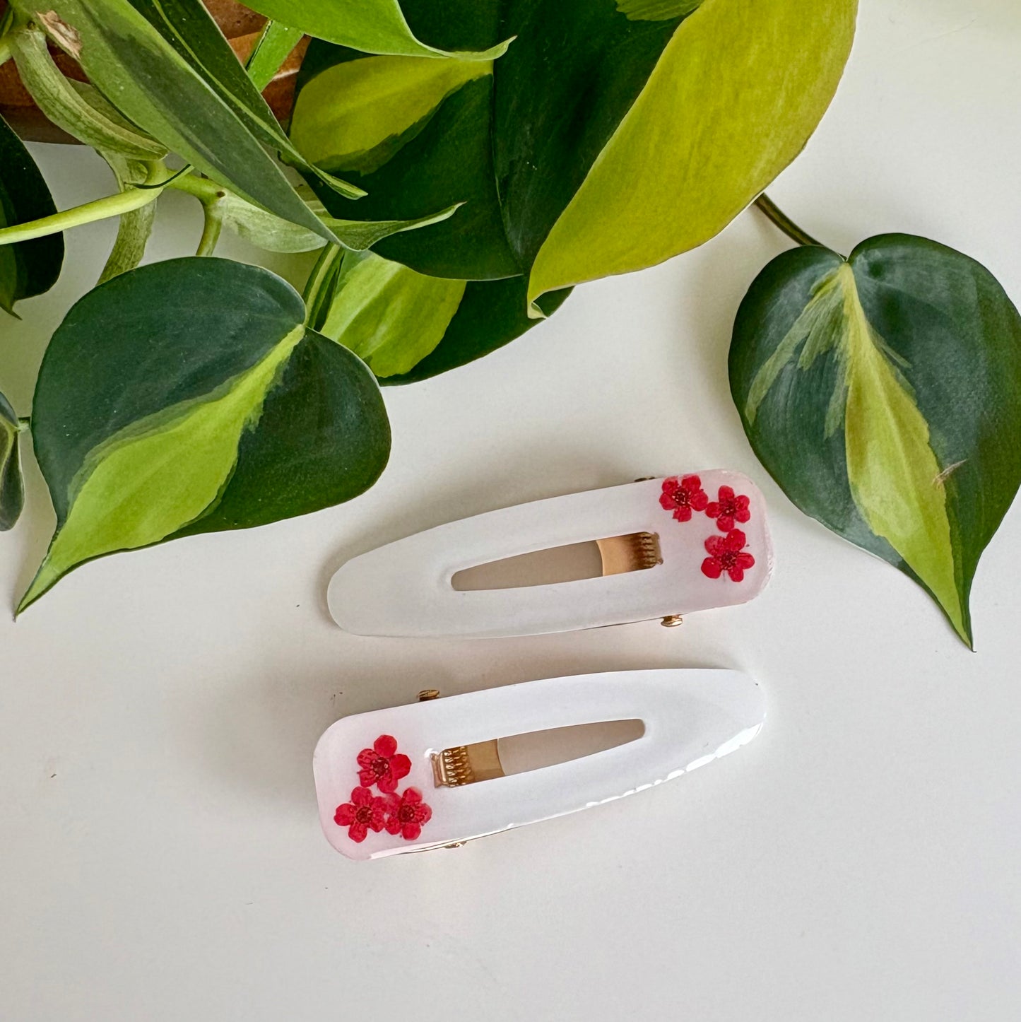 White Dainty Flower Hair Clips